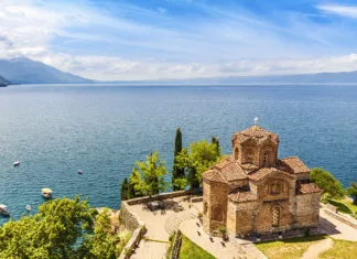Top 10 Severna Makedonija – skriti dragulj Balkana Jovan Kaneo Church on beautiful sunny day at Lake Ohrid, Macedonia.