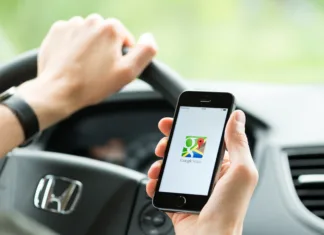 Google Maps: triki, ki bodo olajšali potovanja in izlete + alternativi Google Maps Kiev, Ukraine - May 16, 2014: Man in the car planning a route using a Google Maps application on Apple iPhone 5S. Google Maps is a most popular web mapping service for mobile provided by Google inc.