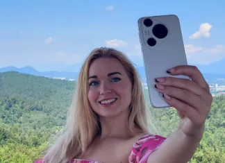 Šahistka Laura Unuk o vplivu telefonov na igranje šaha (#Intervju) Laura unuk drži telefon Huawei Pura 70