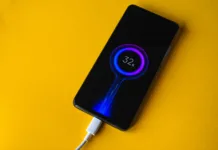 Tako morate polniti naprave, da čim dlje ohranite baterijo Lleida, Spain. 11/25/2020: Xiaomi POCO X3 new blue smartphone charging 32% battery, developed by Xiaomi Inc. Xiaomi is a privately owned Chinese electronics company.