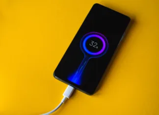 Top 5 telefonov z najboljšo baterijo v letu 2024 Lleida, Spain. 11/25/2020: Xiaomi POCO X3 new blue smartphone charging 32% battery, developed by Xiaomi Inc. Xiaomi is a privately owned Chinese electronics company.