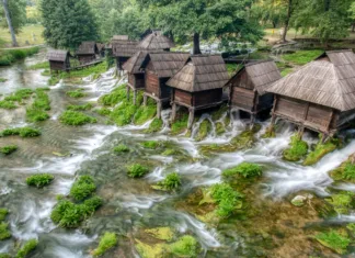 Top 10 alternativnih lokacij Bosne in Hercegovine Old small wooden mills Mlincici near Jajce on Plivsko Lake in Bosnia and Herzegovina