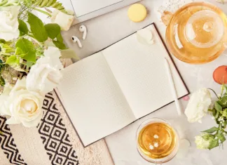 Naravna alternativa kavi in sladkim pijačam Open notebook mock up, herbal tea. Aesthetic tea time, feminine meditative lifestyle in biophilic interior, cozy home. Copy space.