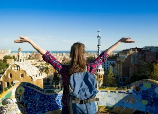 Kako čim bolje izkoristiti absolventsko leto Rear view of young female tourist enjoying the view in Parc Guell in Barcelona, Spain.