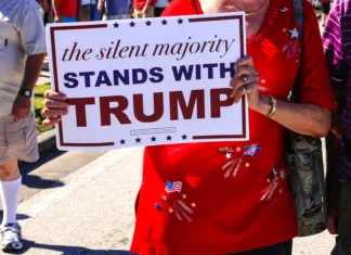 Slovenski odzivi na poskus atentata Donalda Trumpa in kaj so nam razkrili? Sarasota, FL, USA - November 28, 2015: White seniors holding a placard supporting Donald Trump showing their support at his Presidential candidacy visit to Sarasota FL