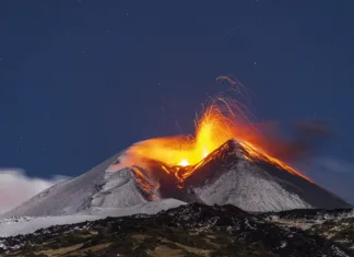 Izbruhnil je vulkan Etna, italijanske oblasti opozarjajo okolico Scenic view of the eruption of the snowy mount (volcano) Etna, south-east crater, at night under full moon, Catania province, Sicily, South of Italy, Italy, Europe
