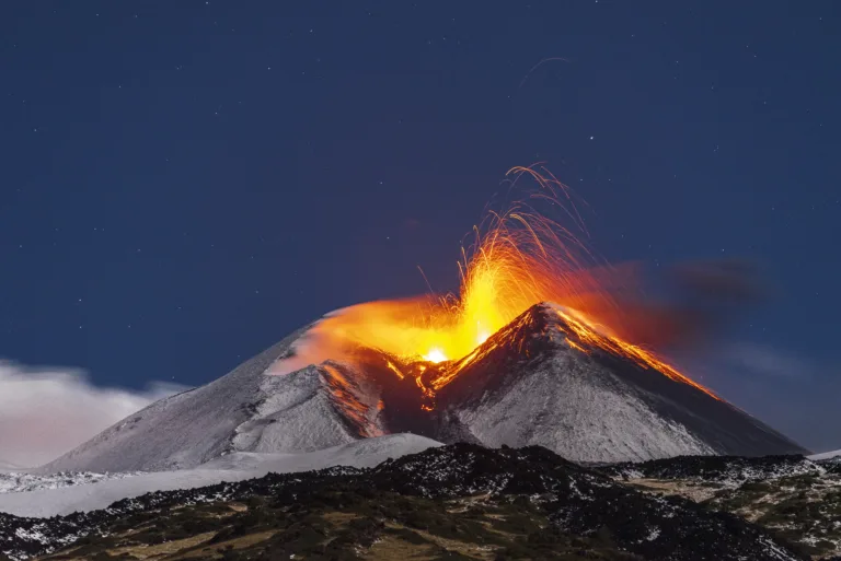Izbruhnil je vulkan Etna, italijanske oblasti opozarjajo okolico