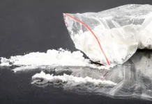 Kaj so trde droge in zakaj se tako imenujejo? sprinkled white amphetamine powder, concept snuff drug addiction.