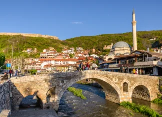 Top 10 Kosovo – raziščite najmlajšo državo v Evropi! The Old Stone Bridge with Sinan Pasha Mosque in the background in Prizren, Kosovo
