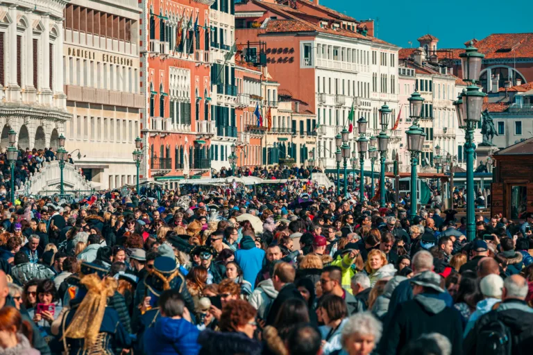 Masovni turizem: Kako množice spreminjajo svetovne destinacije