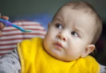 Tega otroku v prvih dveh letih ne bi smeli dajati preveč: Nova raziskava opozarja na to snov 10 months old baby boy eating his meal