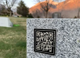 Je to prihodnost pogrebov – QR kode na nagrobnikih kot moderni pokopi? QR kode na nagrobnikih