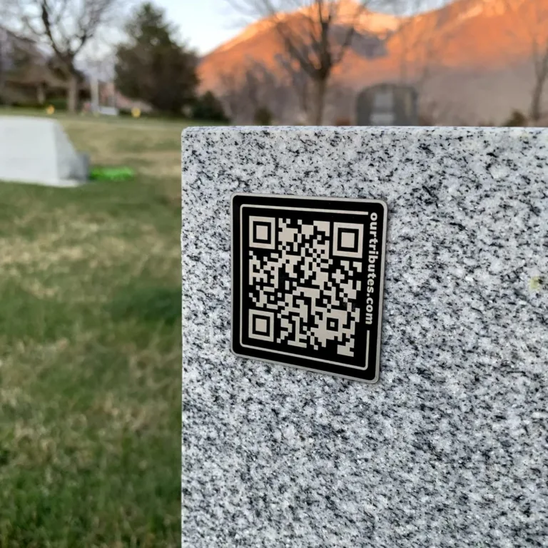 Je to prihodnost pogrebov – QR kode na nagrobnikih kot moderni pokopi?