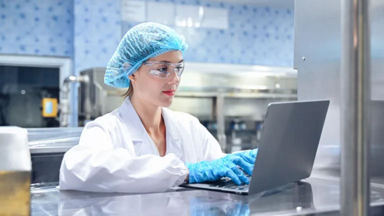 Umetna inteligenca že išče nove polimere – bo odkrila nov material prihodnosti?
