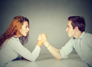 Ženske v tem segmentu življenja bolj uspešne od moških, pravi raziskava Business people woman and man arm wrestling