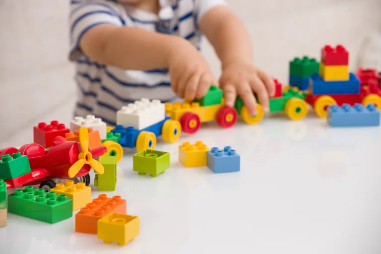 Pozor! To je plastična snov, ki naj bi pri plodu povzročala avtizem