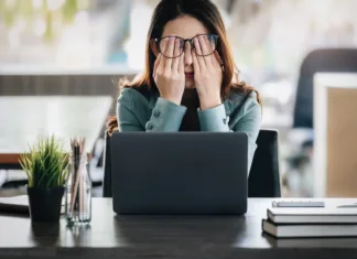 Kako se vrniti v delovni ritem po dopustu? Concept Burnout Syndrome. Business Woman feels uncomfortable working. Which is caused by stress, accumulated from unsuccessful work And less resting body. Consult a specialist psychiatrist