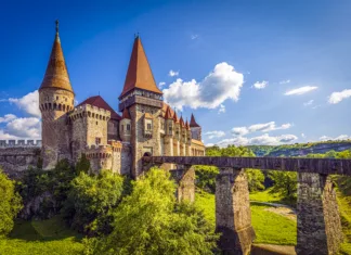 Top 10 Romunija, zeleni biser Balkana Corvin castle or Hunyad during a beautiful summer day. Photo taken on 8th of July 2023 in in Hunedoara, Transylvania region, Romania.