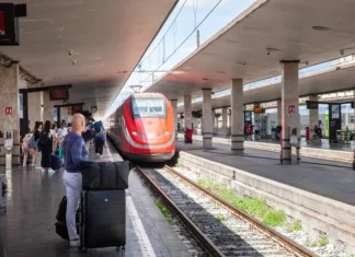 Nova direktna linija: Iz Gorice v Neapelj v manj kot osmih urah FLORENCE, ITALY - JUNE 15, 2024: Picture of a frecciarossa train entering Florence train station. Frecciarossa is a high-speed train of the Italian national train operator, Trenitalia, as well as a member of the train category Le Frecce. The name was introduced in 2008 after it had previously been known as Eurostar Italia. This photograph captures the arrival of a Frecciarossa train from Trenitalia at the Firenze Santa Maria Novella station. The sleek, modern design of the train highlights the advanced technology and efficiency of Italy's high-speed rail system. Passengers are seen waiting on the platform, ready to embark on their journey, showcasing the importance of rail travel in connecting cities across Italy. The image reflects the dynamic and fast-paced nature of transportation in one of Italy's major transit hubs.