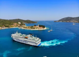 Rezervacija trajektov na Hrvaškem – poznate veliko prednost poletja? Jadrolinija car ferry approaches Vis island harbor in Croatia.