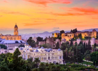 Atrakcije, ki jih preprosto moraš videti na počitnicah v Malagi Malaga, Spain cityscape at the Cathedral, City Hall and Alcazaba citadel of Malaga.