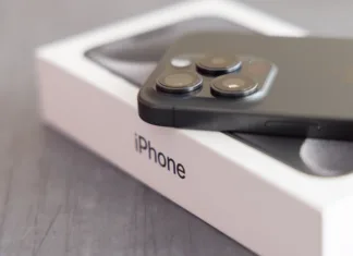 Izvedeli smo več informacij o novem iPhonu 16 Mannheim, Germany - September 22, 2023. An Apple iPhone 15 Pro smartphone. Space Black color version.