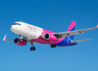 Letalski nizkocenovec ponuja letno naročnino – leti kolikor lahko za manj kot 500 evrov Moscow, Russia - March 26, 2019: Aircraft Airbus A320-232(WL) HA-LYT of Wizz Air against blue sky in sunny morning going to landing at Vnukovo international airport in Moscow