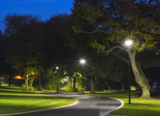 Bo treba ponoči začeti ugašati ulične luči? Peaceful Park in the Night with Street Lights, Trees, Green Grass and Pathway.