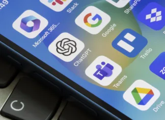 5 plačljivih aplikacij, ki jih je vredno imeti (1. del) Portland, OR, USA - May 19, 2023: Assorted productivity apps are seen on an iPhone, including ChatGPT, Microsoft 365, Slack, Google, Teams, Trello, Dropbox, Google Drive, and Zoom.