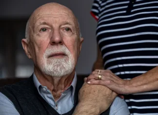 Kako lahko diabetes povzroči Alzheimerjevo bolezen Portrait of a senior man with his caregiver in the background