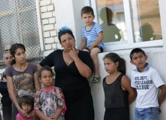 »Ne želimo streljanja po naših ulicah« – Kaj bo počela skupina za romsko problematiko? Sofia, Bulgaria - July 30, 2015: Gypsies mothers and their children are attending at the official opening of a center in their neighborhood for mothers and children in risk.
