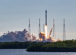 SpaceX v vesolje izstrelil raketo s 116 sateliti (#video) SpaceX Falcon 9 rocket and satellite payload launch in Florida. Booster are re-usable and either land at Cape Canaveral or on a barge at sea. Towers surrounding the launch pad are lightning arrestors.
Merritt Island National Wildlife Refuge, Florida, USA
01/03/2023