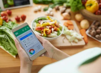 Najboljše mobilne aplikacije za prehrano, od brezplačnih do plačljivih Woman using calorie counter application on her smartphone