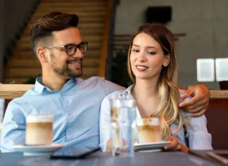 Na prvem zmenku nikar ne govori o denarju! – Denar na dating vpliva bolj kot si misliš Bad date. Sad woman does not feel good in her relationship on a date. Couple problem, dishonesty concept.
