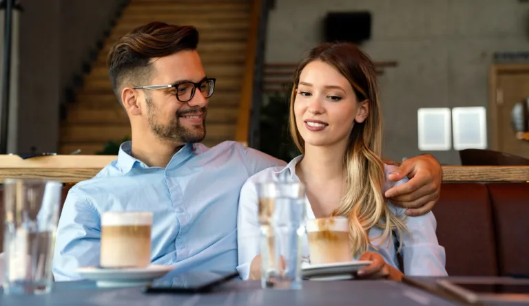 Na prvem zmenku nikar ne govori o denarju! – Denar na dating vpliva bolj kot si misliš