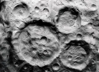 Odkritje, ki bi lahko obrnilo na glavo, kar smo mislili o razvoju Lune Beautiful lunar landscape. Surface of the satellite of the Earth is covered with mountains and craters, astronomical photography.