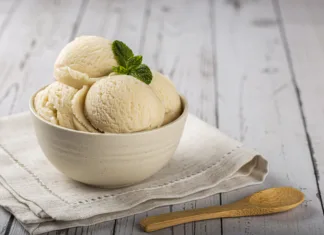 Najpogostejše napake pri pripravi domačega sladoleda Bowl with vanilla ice cream balls.