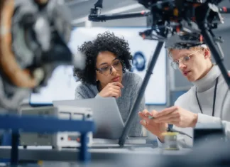 Slovenija uspešna s patenti, težave pri komercializaciji Diverse Engineers Discussing New Powerful Microchip to Put it Inside the Modern Drone. Technological Startup and Innovative Technologies in Unmanned Aerial Vehicle Concept.