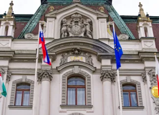 Velike spremembe v visokem šolstvu, ki obljubljajo višja sredstva Facade of university building at the old town of City of Ljubljana with flags on a cloudy summer day. Photo taken August 9th, 2023, Ljubljana, Slovenia.