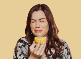 V Jeruzalemu razvili orodje, ki je lahko v veliko pomoč živilski znanosti Face portrait of woman wears floral shirt, eating acid lemon doing funny face expression with eyes closed. Studio shot over yellow background.