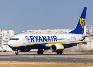 Kako lahko mladi koristijo ugodnosti pri letalskih ponudnikih? Super ugodnosti pri Ryanairu Faro, Portugal - September 25, 2021: Ryanair Boeing 737-800 airplane at Faro airport (FAO) in Portugal.
