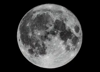 Zanimiva imena polnih lun – kako imenujemo polno luno vsakega meseca Full moon background isolated on black