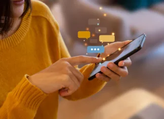 Ta nova družbena omrežja bi se lahko postavila ob bok največjim Hand of young woman using smartphone for chat and communication. Digital media website and social network.