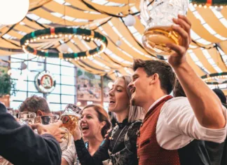 Oktoberfest 2024: Vse, kar moraš vedeti Munich, Germany – September 18, 2022: People enjoying Oktoberfest in Munich. Many visitors to largest folk festival and beer festival in the world.