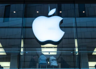Slovenščina končno na voljo na Applovih napravah: Kako jo namestiti? Munich, Germany – September 19, 2019: Apple store in Munich Germany. Young teenager student people hippster buying latest modern design tech for university and school