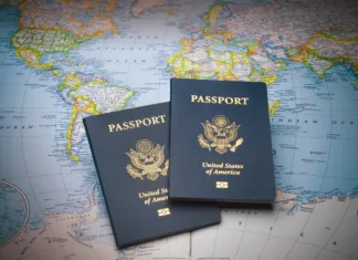 Načrtuješ obisk Združenih držav? Ne pozabi na naslednje stvari! Passports on a map of the world to illustrate the keys to world travel