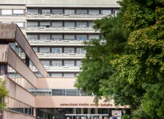 Spremembe pri zdravstvenih napotnic, kaj morate vedeti Picture of the main Slovenian hospital, univerzitetni klinicki centar ljubljana, the university clinical centar, zith a focus on its entrance and its main facade.