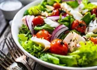 Solata kot glavni obrok – s temi nasveti bo okusnejša kot v restavracijah Roast cod and vegetable salad on wooden background