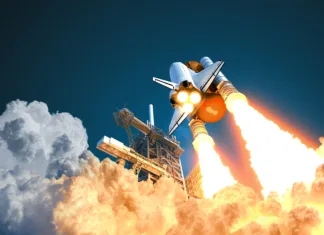 Malomarna raketa SpaceX povzročila luknjo v Zemljini atmosferi Space shuttle takes off on background of blue sky. 3d illustration.