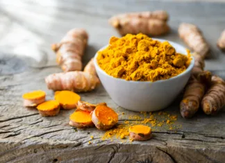 Vodič po začimbah: kurkuma Spice, India, Ayurveda, orange, rustic, close-up, healthy eating, dinnerware, sunlight, curcumin